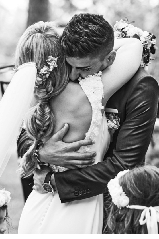  Jesús Rebate Enrique Rebate - foto-abrazo-novios-altar-abadia-de-los-templarios-rebatestudio.jpeg